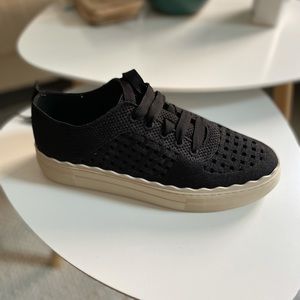 Vince Camuto Black basketweave lace up cushioned sneakers